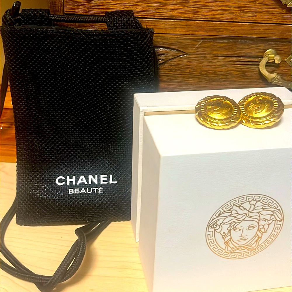 💎 Large CHANEL CC Gold tone logo large Vintage Clip on Earrings - Picture 10 of 10